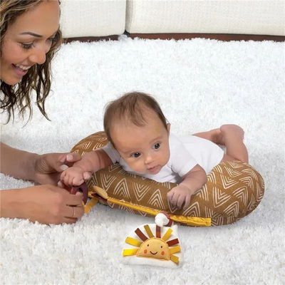 BOPPY ALMOHADA TUMMY TIME CON JUGUETES INCLUIDOS, SOL DORADO Y CHEVRON 3