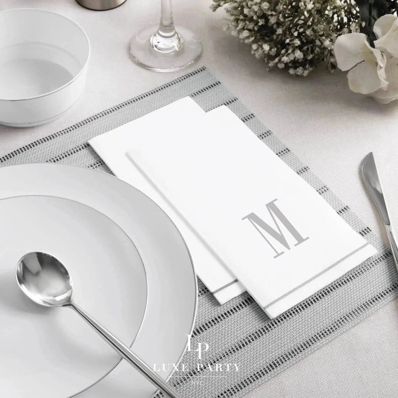 SET DE 14 SERVILLETAS DE PAPEL PARA INVITADOS LETRA M - BLANCAS Y PLATEADO