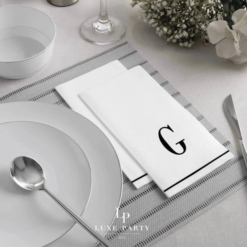 SET DE 14 SERVILLETAS DE PAPEL PARA INVITADOS LETRA G - BLANCAS Y NEGRO